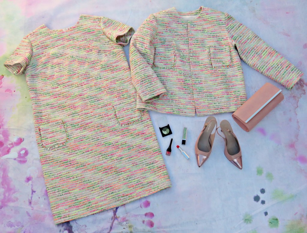 Vestido y chaqueta en crema y flúor&nbsp;(2021)