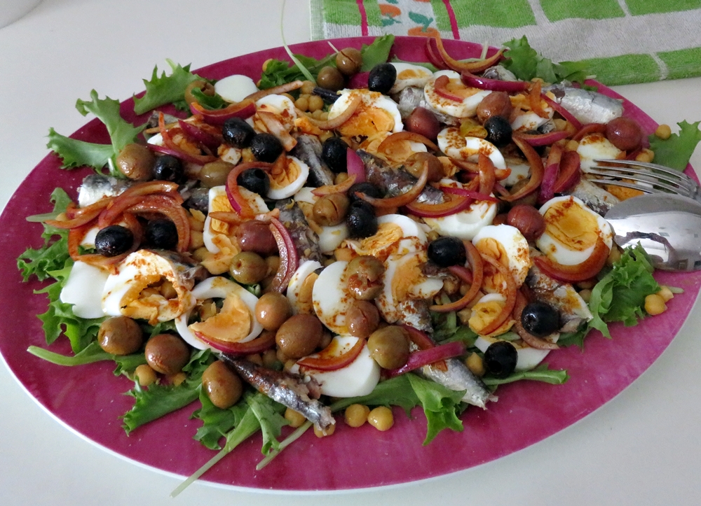 Ensalada de garbanzos con huevos y&nbsp;sardinillas