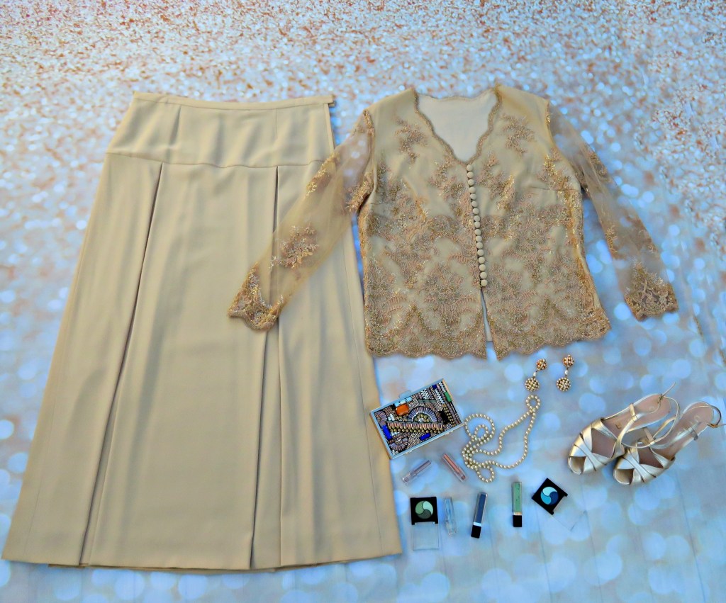 Traje beig, con encaje y pedrería&nbsp;(2014)