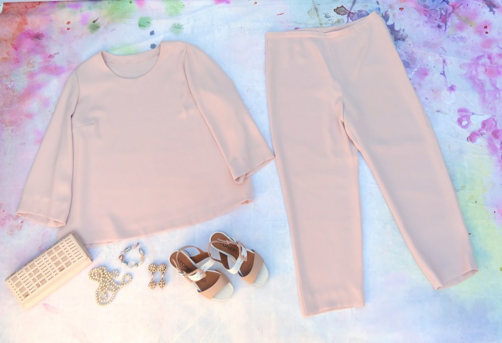 Blusón y pantalón rosa claro&nbsp;(2021)