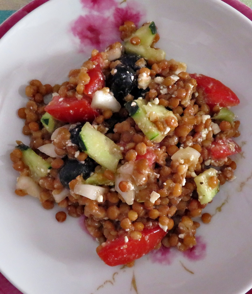 Ensalada de lentejas con queso y&nbsp;aceitunas