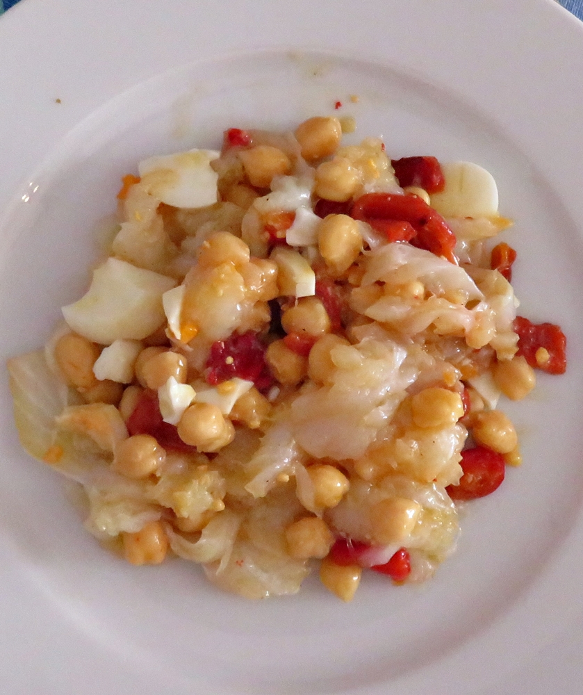 Ensalada de garbanzos con bacalao y&nbsp;pimientos