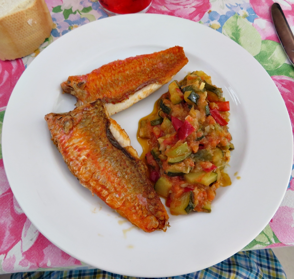 Lomos de salmonetes a la plancha con&nbsp;pisto
