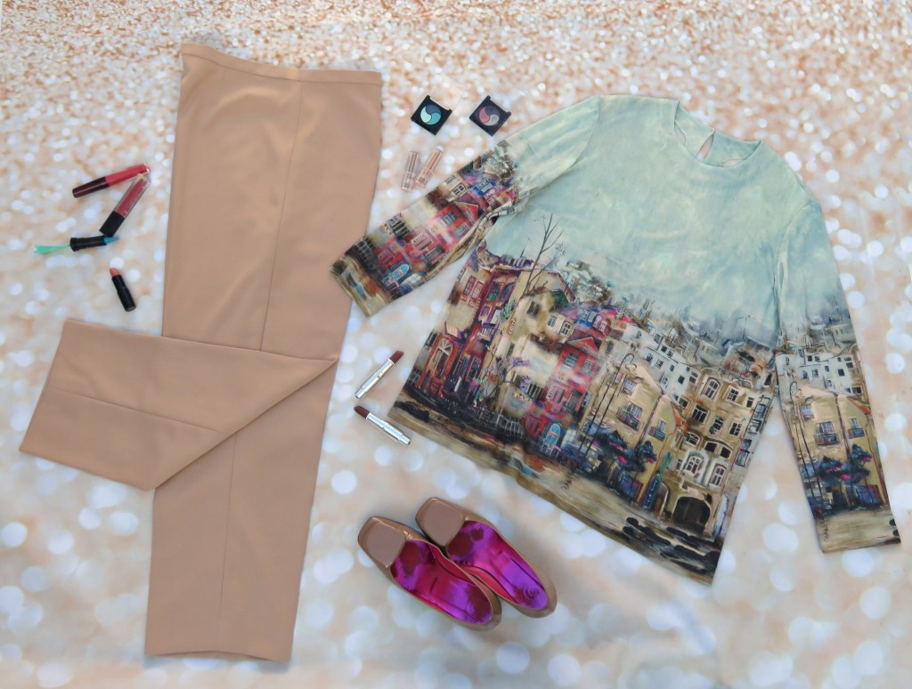 Blusón de casitas con pantalón camel&nbsp;(2022)