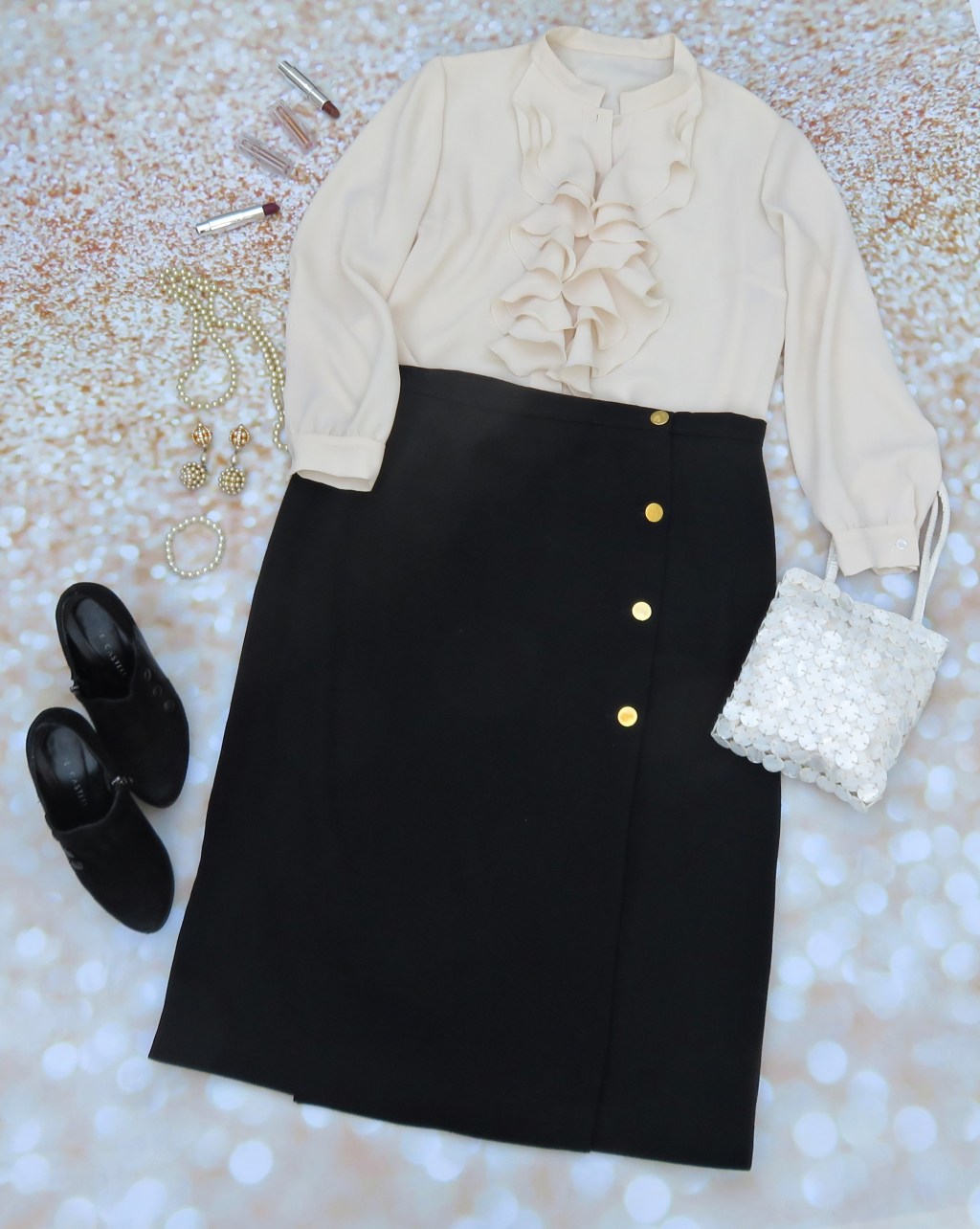 Falda negra larga, blusa crema&nbsp;(2022)