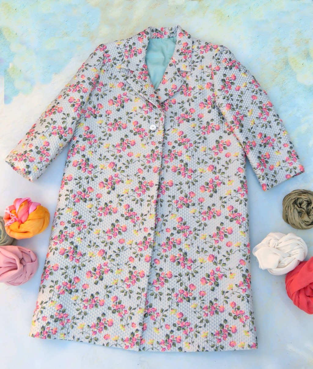 Abrigo de brocado azul con flores&nbsp;(2022)