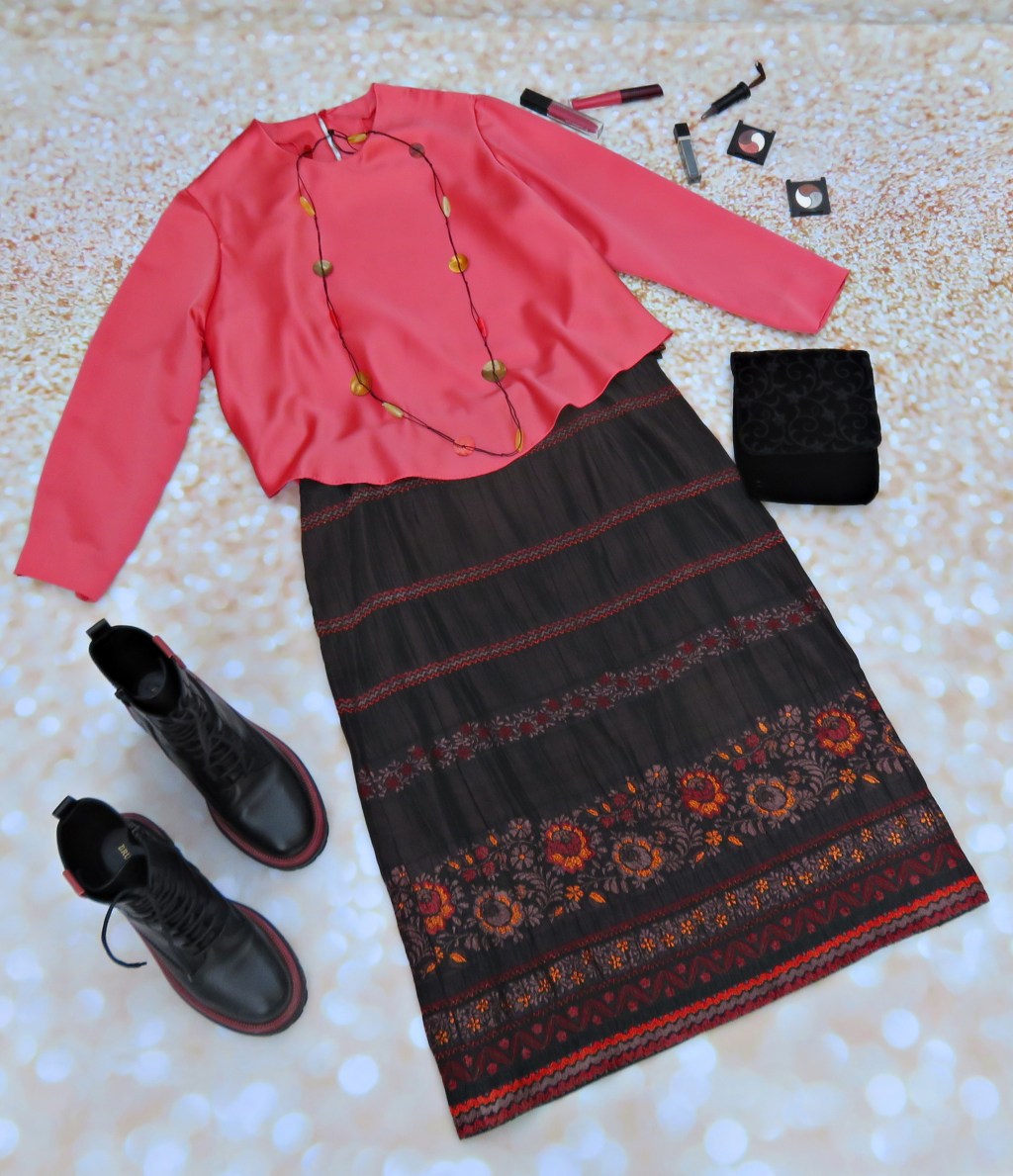 Falda bordada con blusa coral&nbsp;(2022)