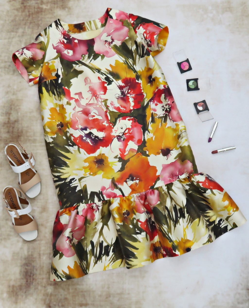 Vestido estampado con volante&nbsp;(2022)