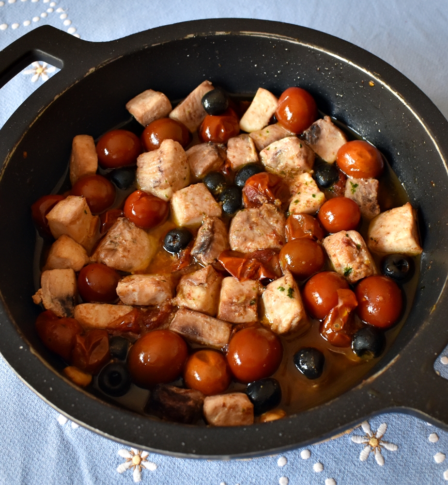Bonito con tomatitos y&nbsp;aceitunas