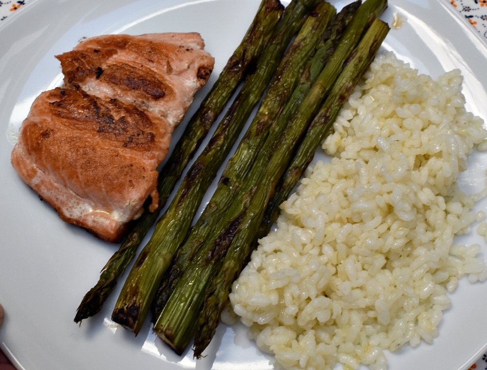 Salmón con espárragos y&nbsp;arroz