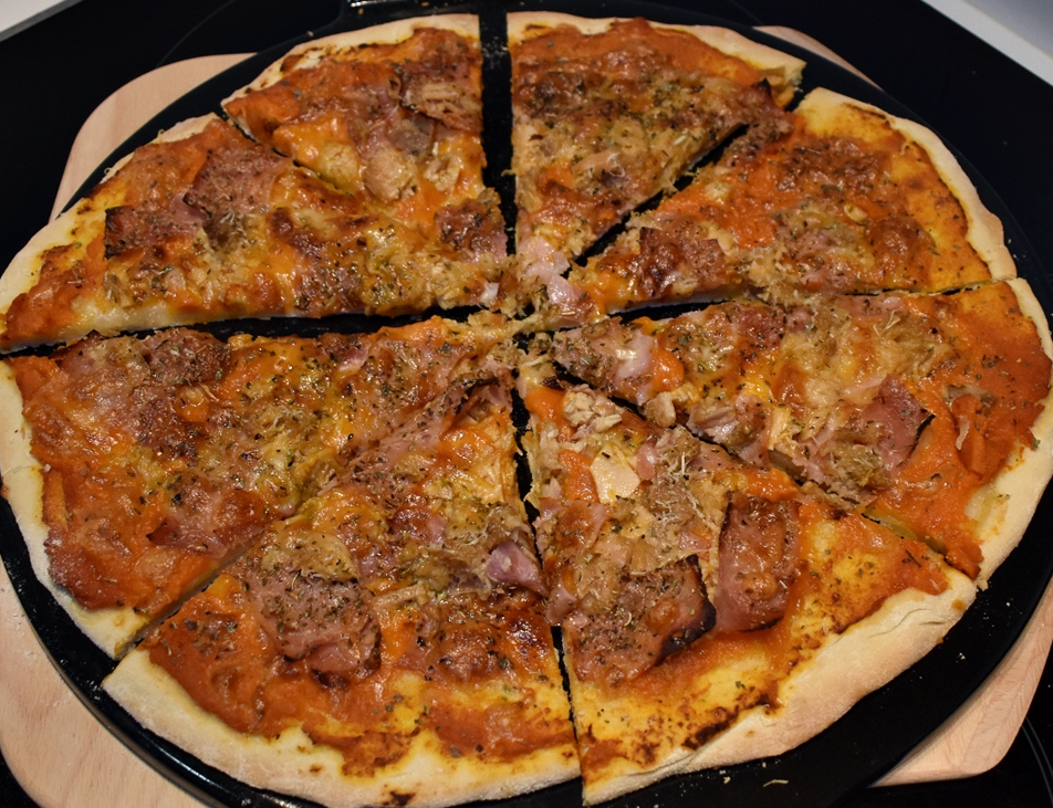 Pizza de queso, jamón cocido y&nbsp;bonito