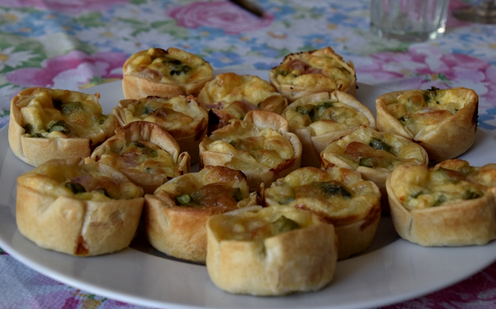 Tartaletas de jamón cocido y espárragos&nbsp;verdes
