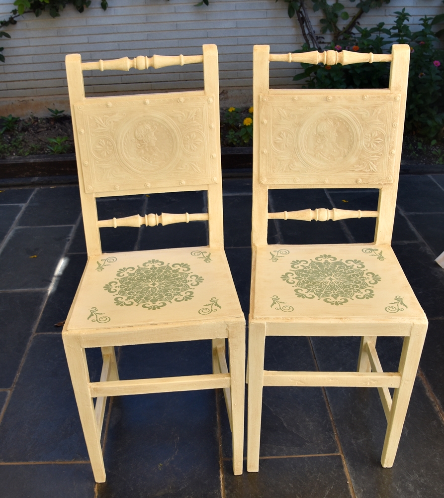 Sillas en crema,&nbsp;envejecidas