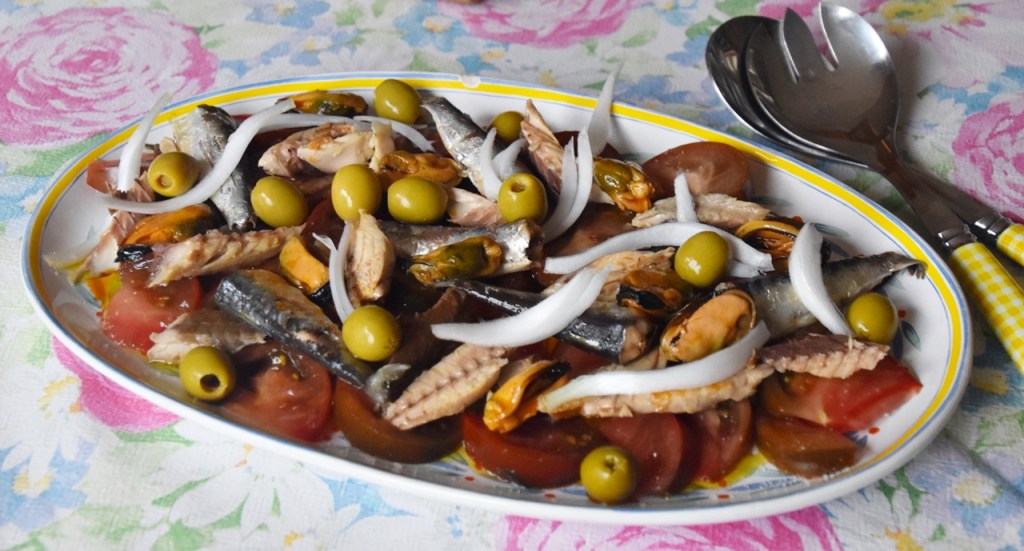 Ensalada de tomate con surtido de&nbsp;conservas