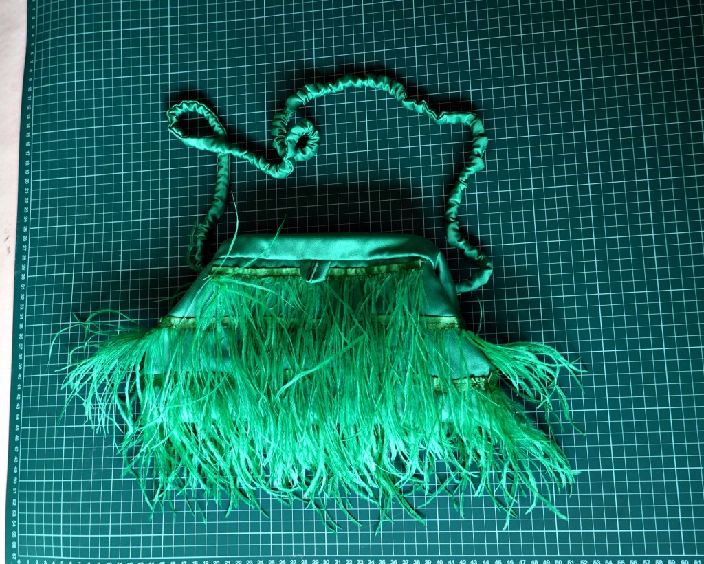 Bolso verde con&nbsp;plumas