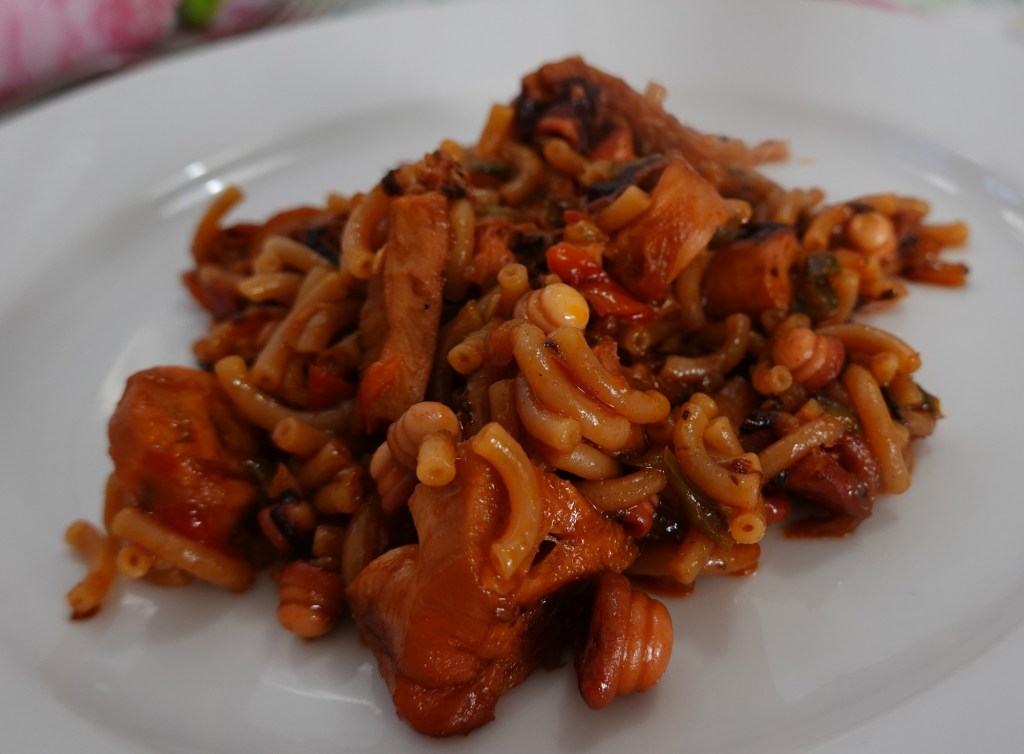 Fideuà con pulpo&nbsp;guisado